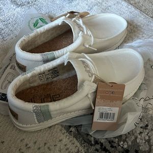 Women’s 10, Men’s 8 Natural White Heydudes
